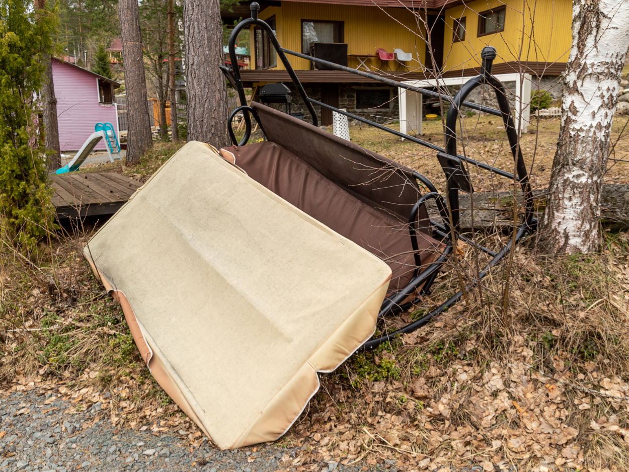 El viento fuerte puede provocar destrozos en instalaciones exteriores. Es crucial anclar o guardar el mobiliario exterior para evitar daños por viento.